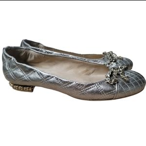 Stuart Weitzman Size 8 Quilted Leather Silver Chain Bow Flat Heels
